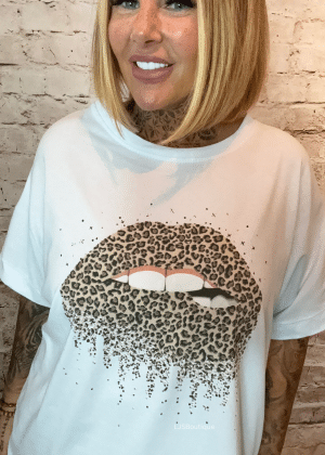 Taste round-neck t-shirt best fits 16-26